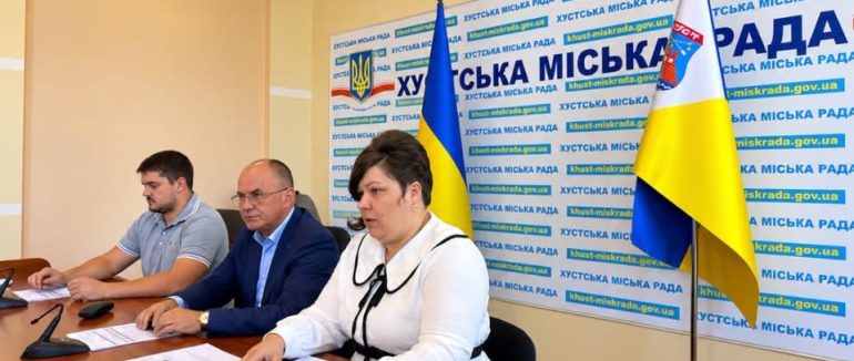 Допомога довгожителям, майно та соцвиплати: у Хустській міськраді відбулося засідання виконкому