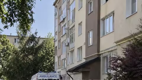 Жахливе падіння в Ужгороді: чоловік випав із вікна та зламав хребет і таз