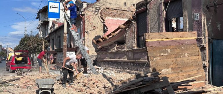 У Мукачеві на вулиці Духновича обвалилася стіна занедбаного будинку