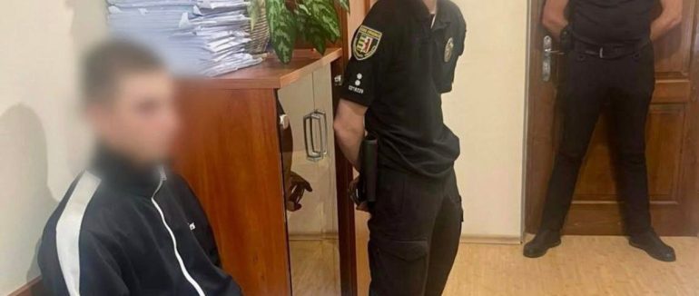 На Закарпатті 18-річного юнака підозрюють у вбивстві 67-річної матері