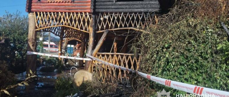 У Солотвині під час пожежі в відпочинковому будинку загинули дві жінки: поліція розпочала розслідування