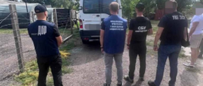 За 14 тисяч євро допомагали виїхати за кордон: на Закарпатті викрили двох військовослужбовців