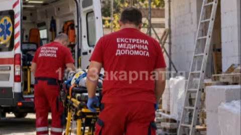 У Хусті будівельник зірвався з висоти і отримав травму