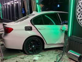 BMW на швидкості влетіла у ресторан в Ужгороді: постраждала дівчина