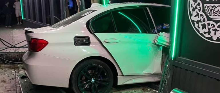 BMW на швидкості влетіла у ресторан в Ужгороді: постраждала дівчина