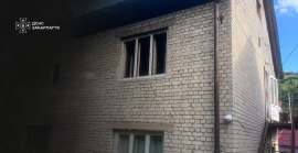У Рахові з палаючого будинку врятували 74-річну жінку