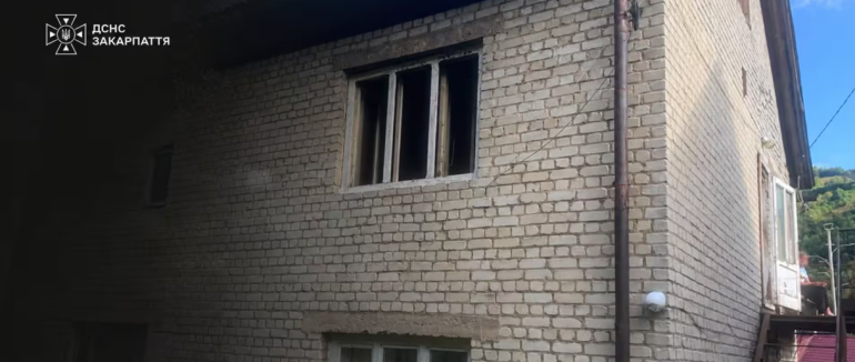 У Рахові з палаючого будинку врятували 74-річну жінку