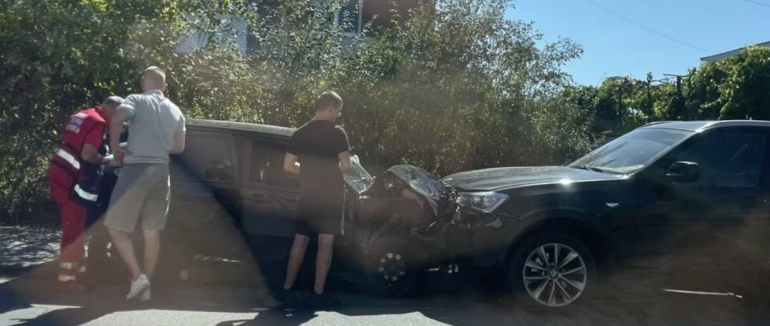 По вулиці Ужгородській у Мукачеві зіткнулися BMW та Лада