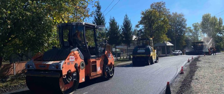 На Закарпатті оновлюють дороги в усіх шести районах області