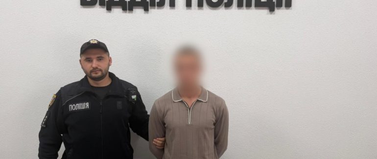 Збройний напад на Тячівщині: 17-річний сусід у балаклаві вдерся до будинку з ножем та пістолетом