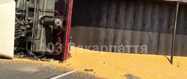 На Ужгородщині перекинулася вантажівка: водія госпіталізували