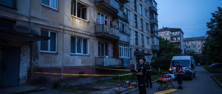 У Мукачеві 30-річний чоловік випав із вікна третього поверху