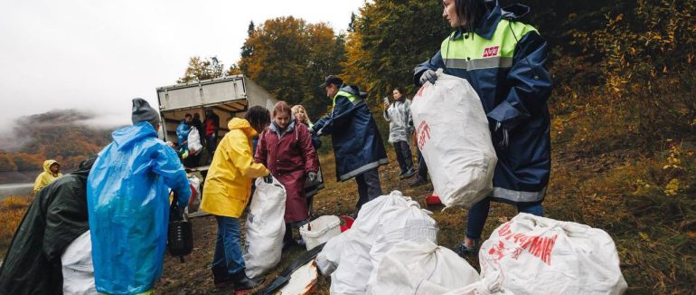 Екодесант на Закарпатті: волонтери прибрали понад 1,3 тонни сміття біля Вільшанського водосховища
