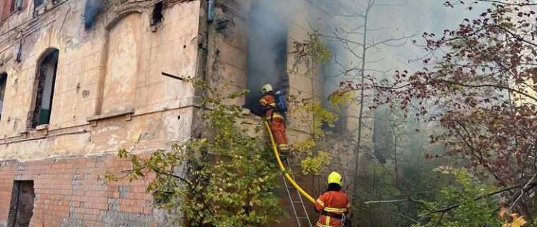 У Мукачеві спалахнула закинута будівля: пожежу ліквідували за годину