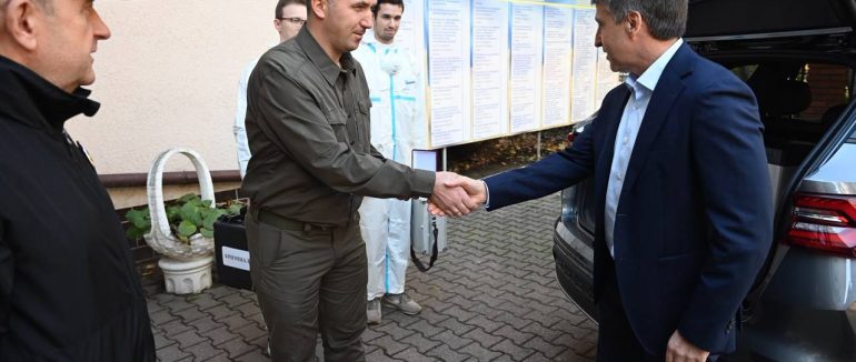 НДЕКЦ МВС на Закарпатті отримав новий спецавтомобіль для роботи із зразками зниклих захисників