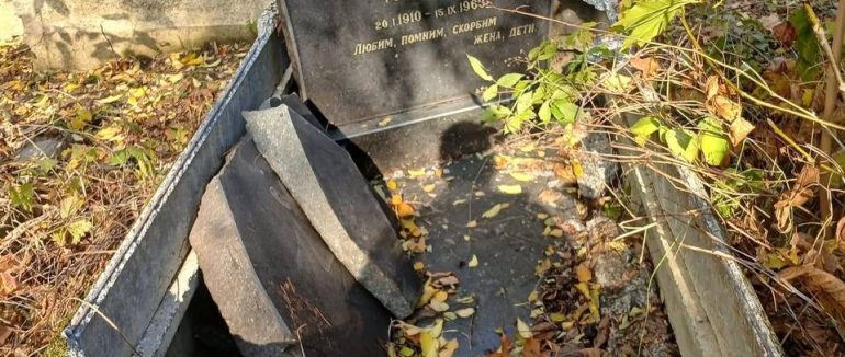 Акт вандалізму на кладовищі «Кальварія» в Ужгороді: пошкоджено могили та надгробки