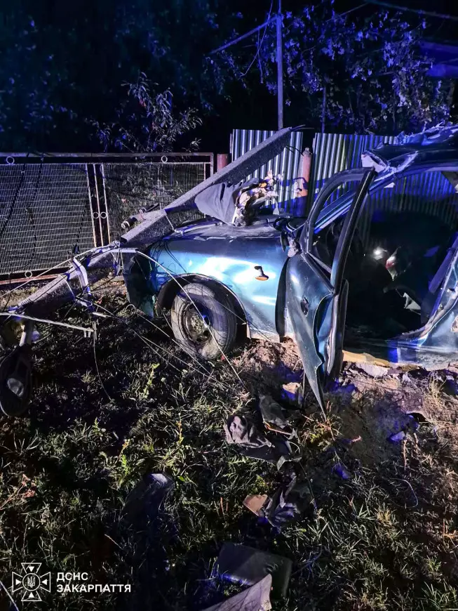 На Ужгородщині рятувальники деблокували пасажира автомобіля після ДТП