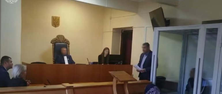 П’ять переломів ребер і травма легені: на Закарпатті чоловік побив 74-річну матір і отримав умовний термін