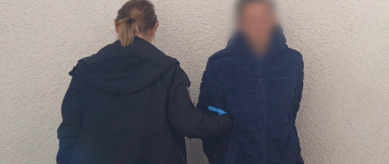 У Берегові пʼяна жінка під час сварки вдарила знайомого ножем у шию