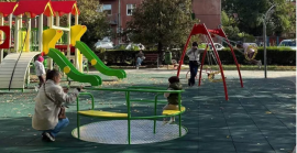 У Мукачеві облаштували інклюзивний дитячий майданчик