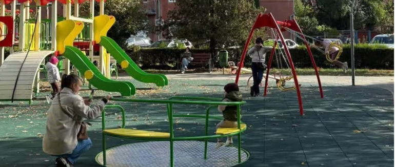У Мукачеві облаштували інклюзивний дитячий майданчик