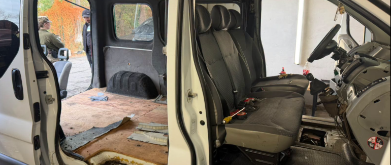 Через 730 пачок сигарет, прихованих від митного контролю, закарпатка «позбулася» на кордоні мікроавтобуса
